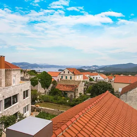 بيت للعطل House Lapis